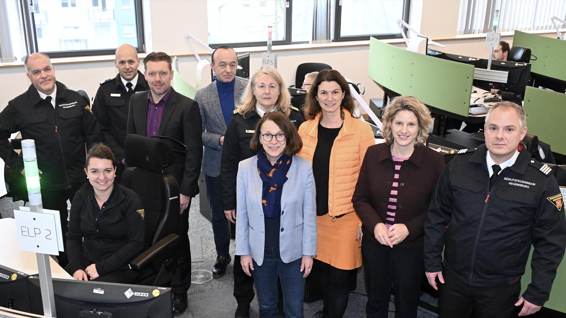 Gemeinsam-f-r-Sicherheit-Weihnachtsbesuch-in-der-Leitstelle