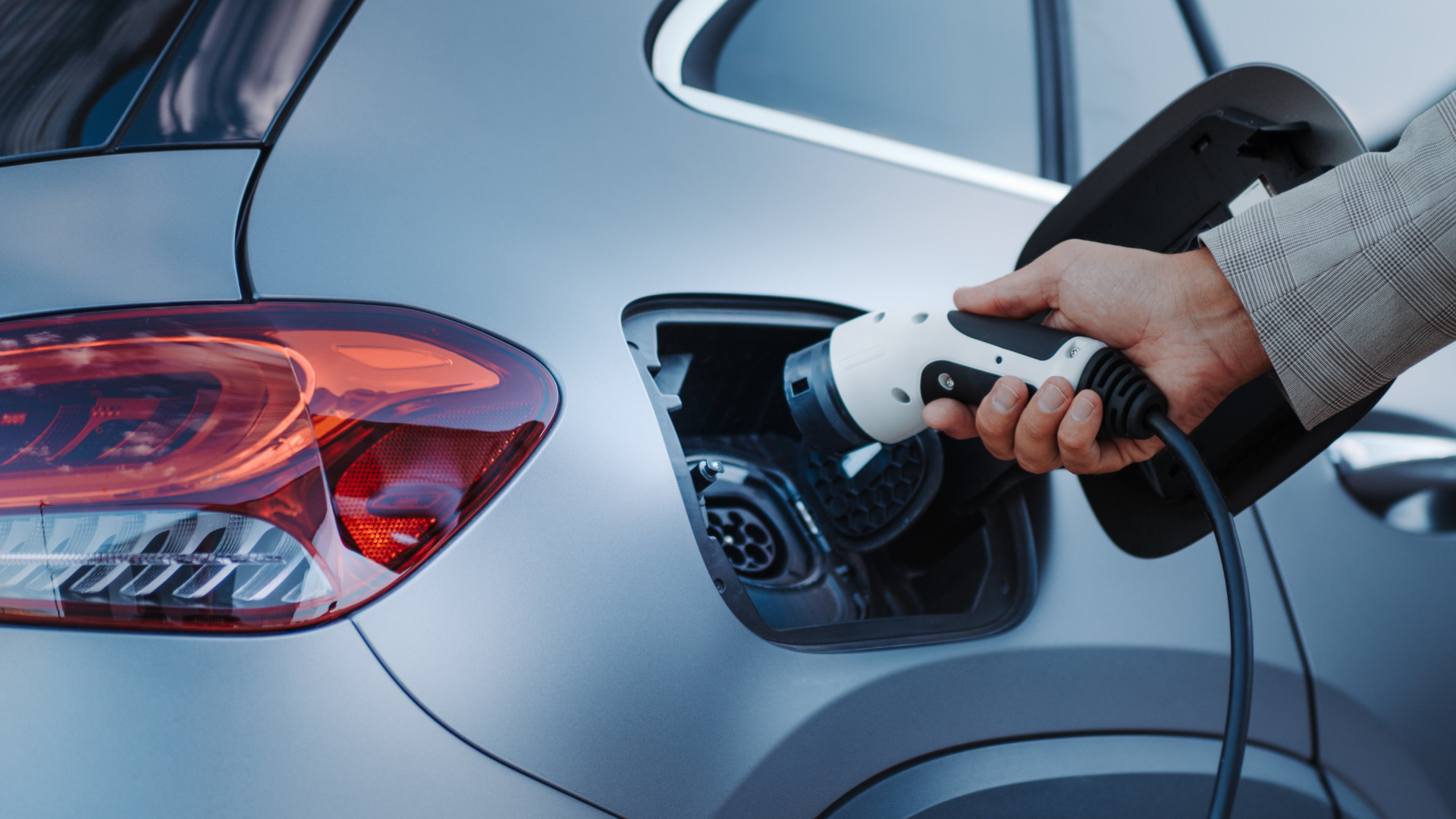 Hochvolt-Kompetenz-als-neue-Schl-sselqualifikation-f-r-Werkst-tten-und-Betriebe-der-Zukunft