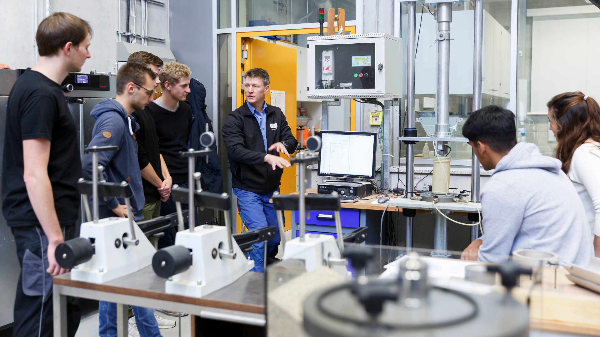 Die Studierenden der OTH Regensburg profitieren von hoher Lehrqualität, modernen Laboren, engagierten Lehrenden und einer intensiven Forschungsorientierung. 