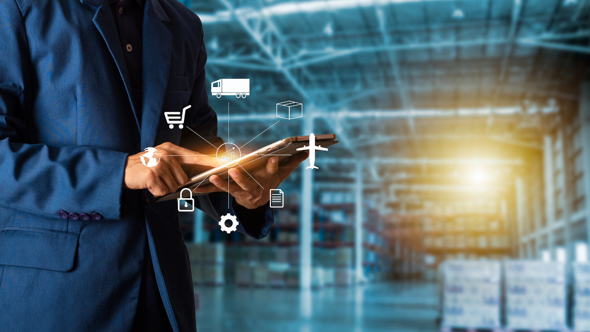 Symbolbild: Mann regelt logistisches Vorgehen auf seinem Tablet