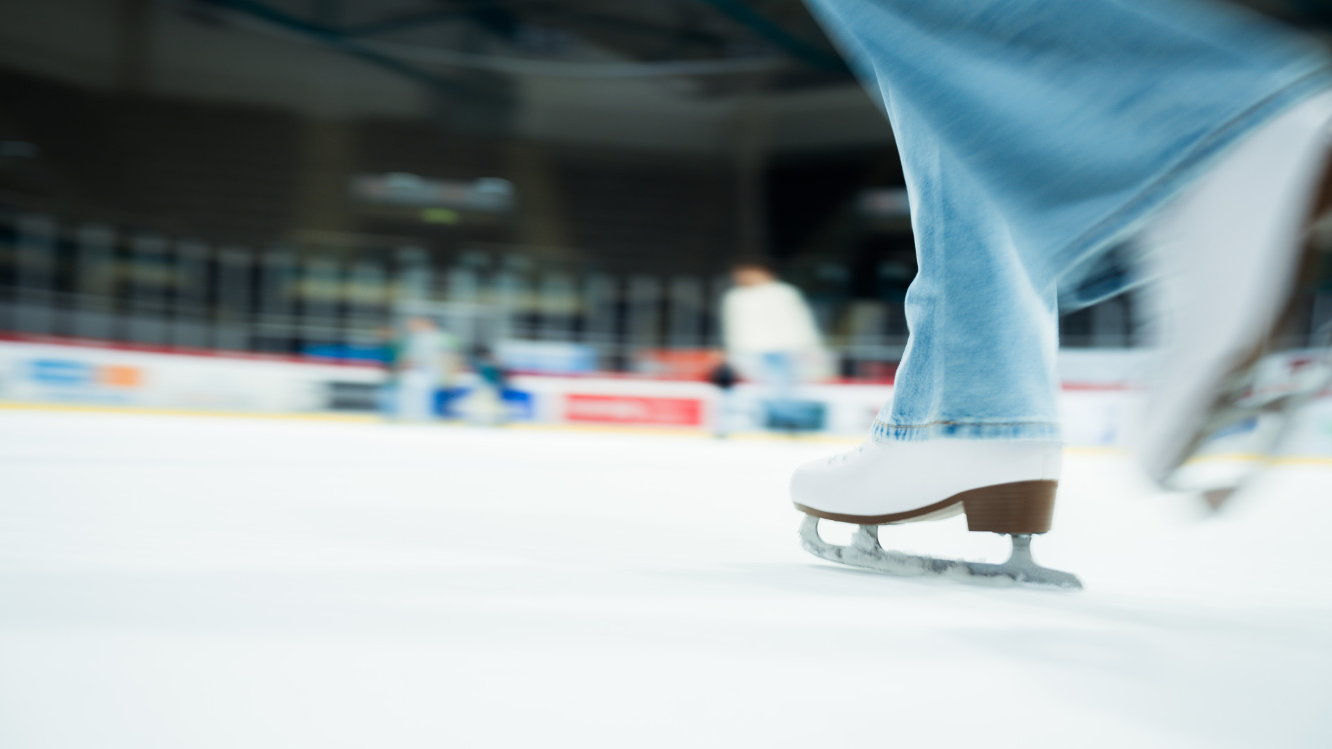 Eiskunstläuferin auf dem Eis