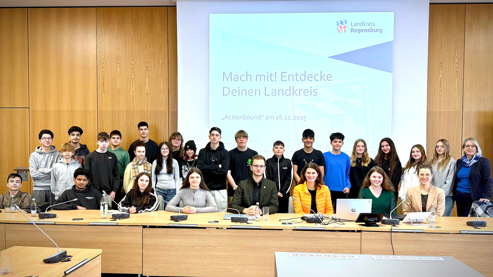 Die teilnehmenden Schülerinnen und Schüler hatten vor dem Actionbound die Gelegenheit, Landrätin Tanja Schweiger spannende Fragen zu stellen.
