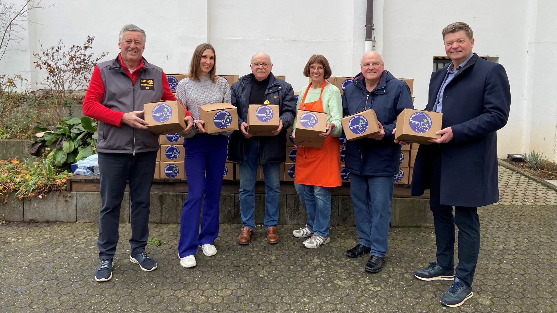 Gruppenfoto bei der Spendenübergabe