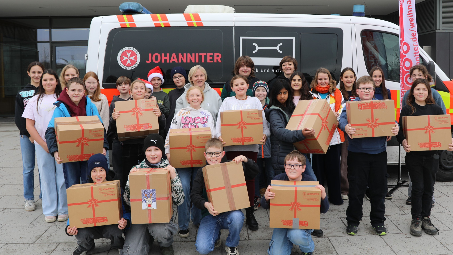 Gruppenfoto der Kinder mit den Paketen