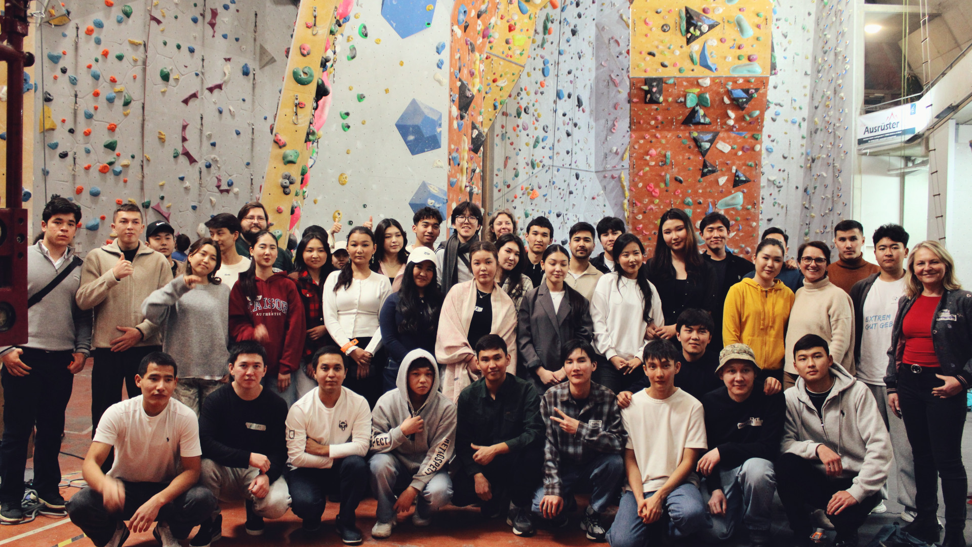 Gruppenfoto mit Azubis in der Kletterhalle