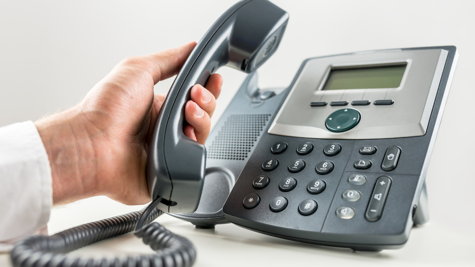 Symbolbild: Mann hebt das Telefon ab