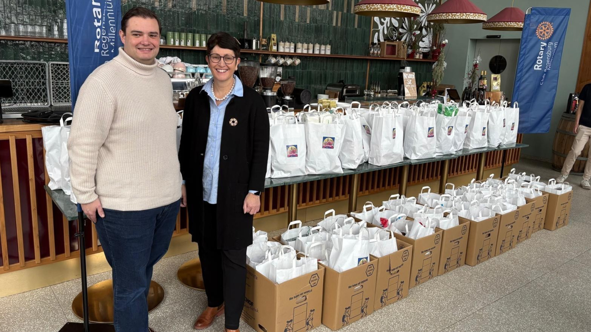 Präsidentin Dr. Sabine Kellner-Mayrhofer und Clubmeister Hans-Günter Huber mit den gepackten Geschenktüten