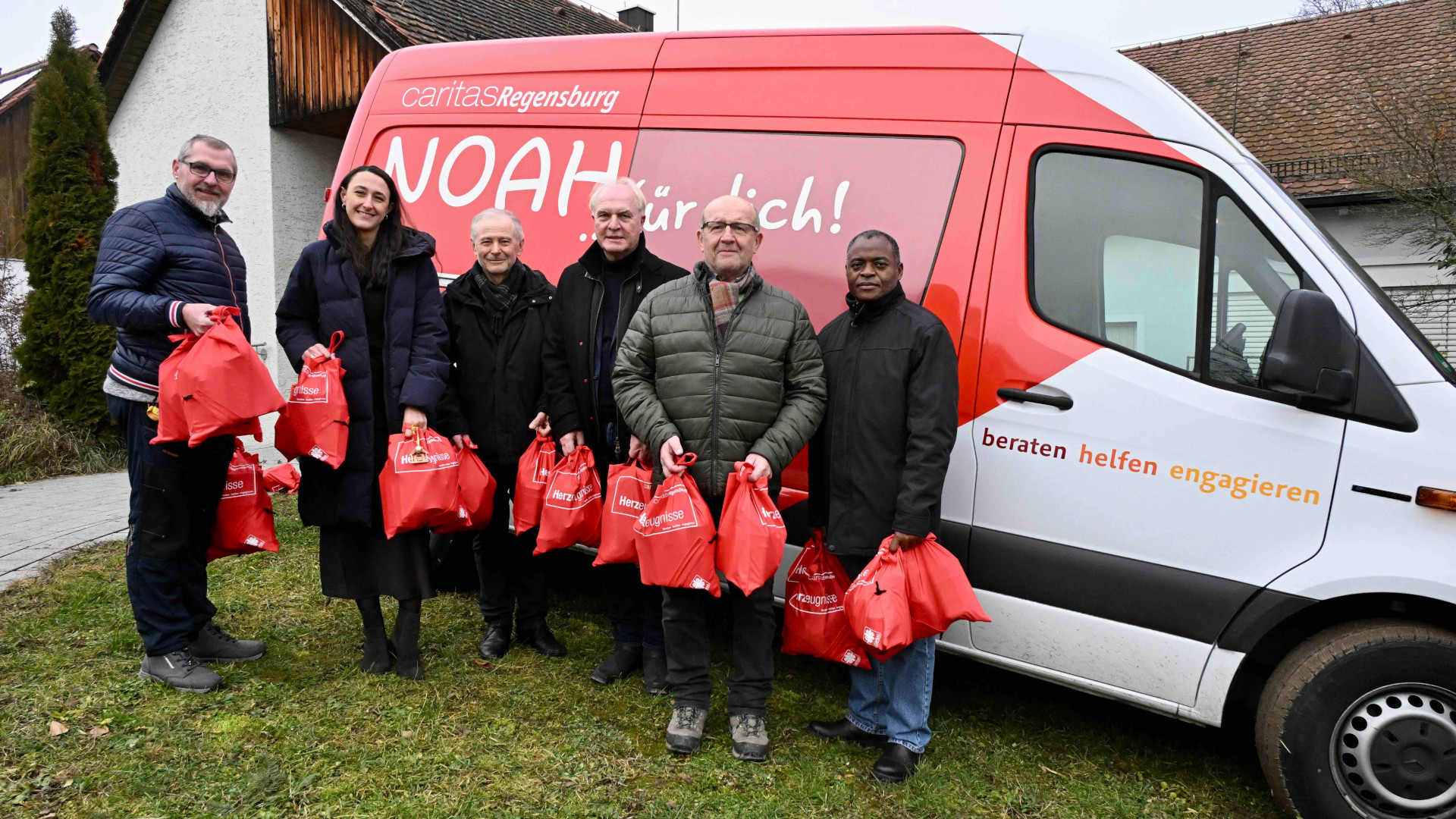Mit dem NOAH-Mobil wurden die Taschen am Sinzinger Pfarrheim abgeholt