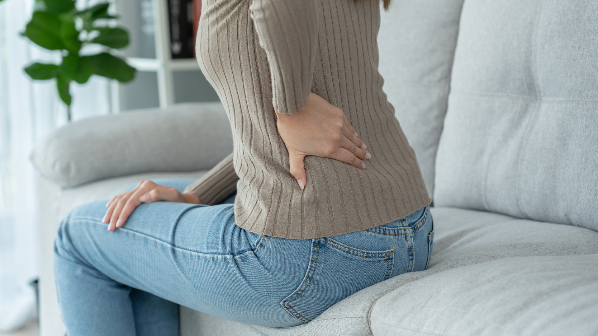 Symbolbild: Frau hat Rückenschmerzen