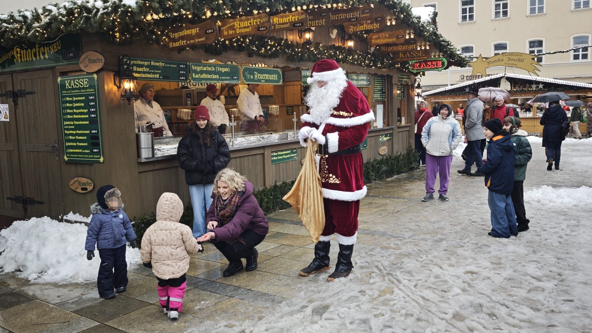 OB-Kandidatin Dr. Astrid Freudenstein verteilt mit dem Nikolaus Süßigkeiten