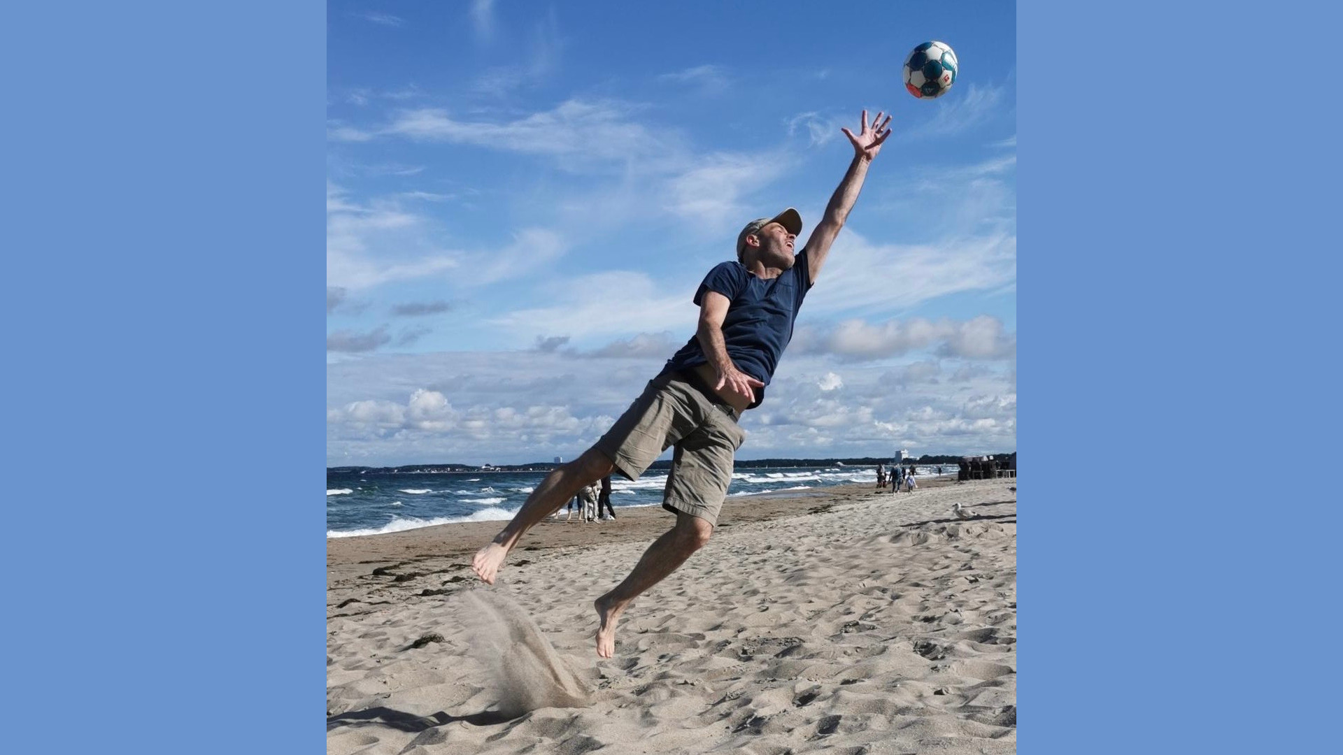 Michael Schien spielt Fußball am Strand