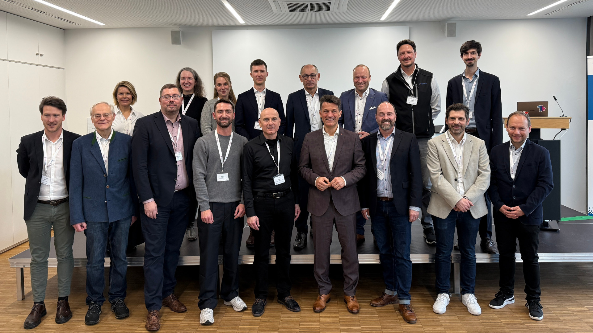 Gruppenfoto mit Organisatoren und Referenten des Strategiedialogs Automobilwirtschaft Regensburg; vordere Reihe v.li.: Philipp Berr, Joachim Scherrer, André Koos, Florian Heitzer, Uwe Pfeil, Prof. Dr. Georg Stephan Barfuß, Alexander Rupprecht, Florian Klimmer, Michael Hellwig, hintere Reihe v.li.: Natalie Schwab, Maria Hirschberger, Melanie Terne, Hermann Hampel, Dr. Georg Schwab, André Kühnle, Thomas Decker, Matthias Streller