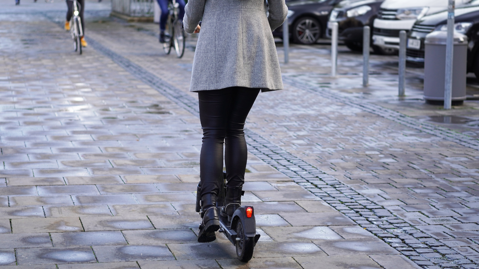  Symbolbild: Frau fährt mit E-Scooter