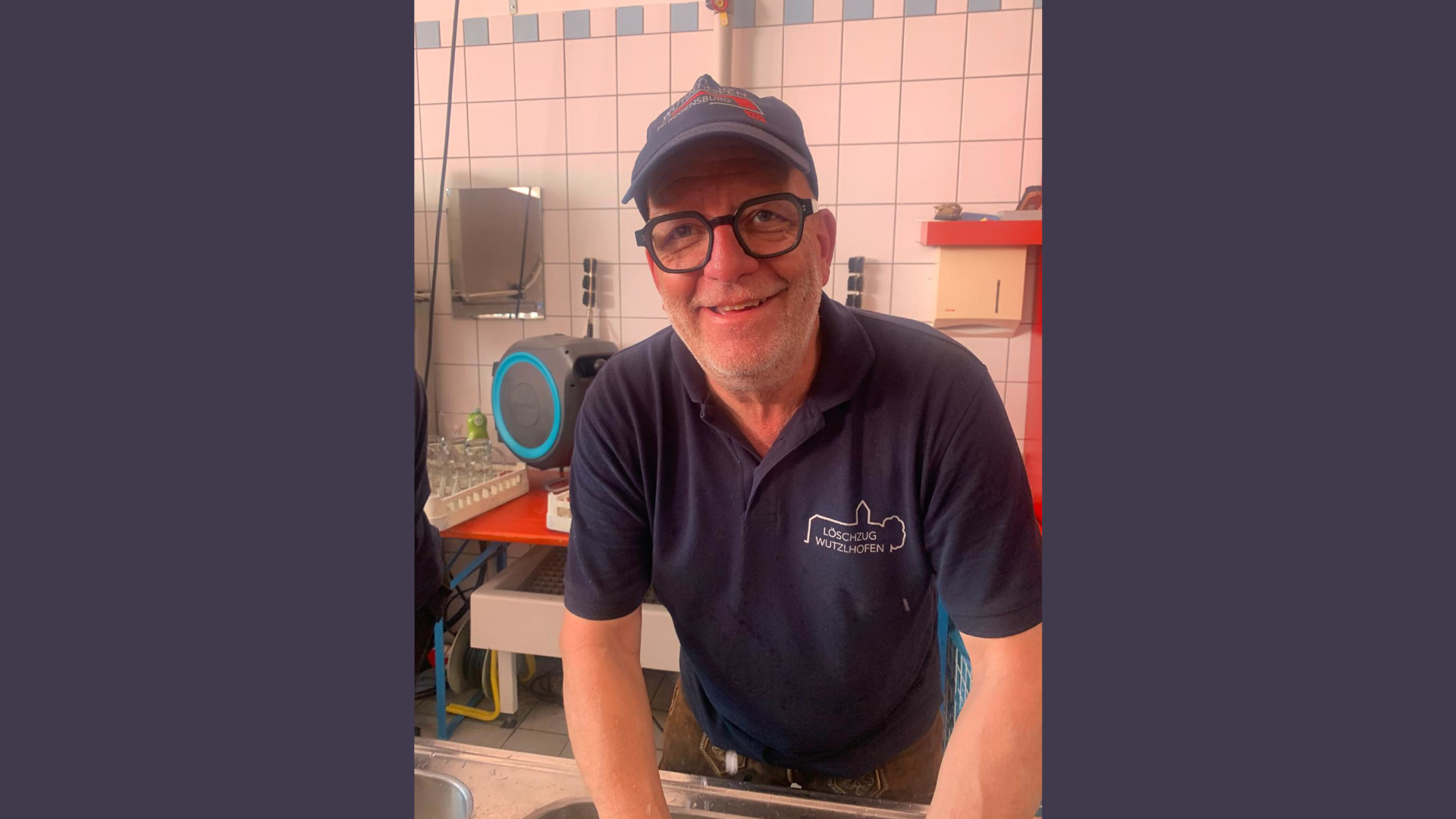 Thomas Thurow beim Abspülen