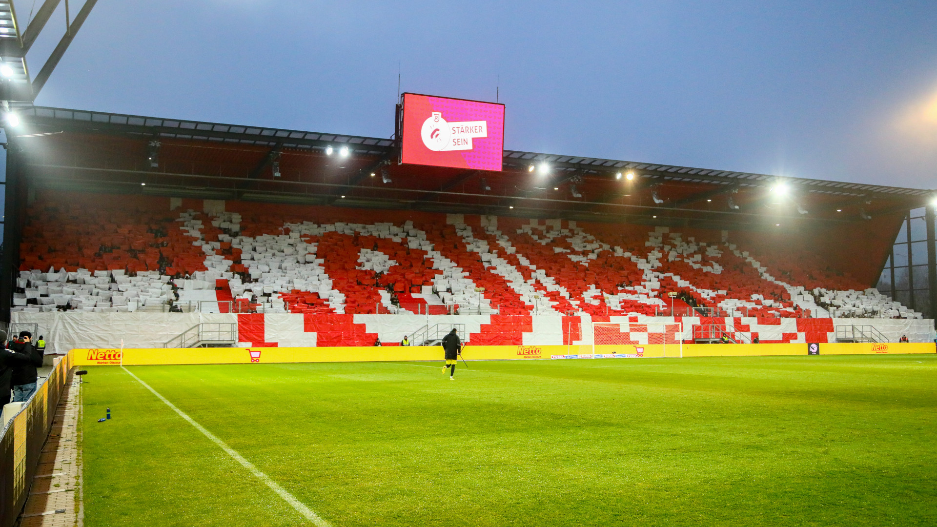 SSV-Jahn-startet-Verkauf-der-R-ckrunden-Dauerkarte-2025-26