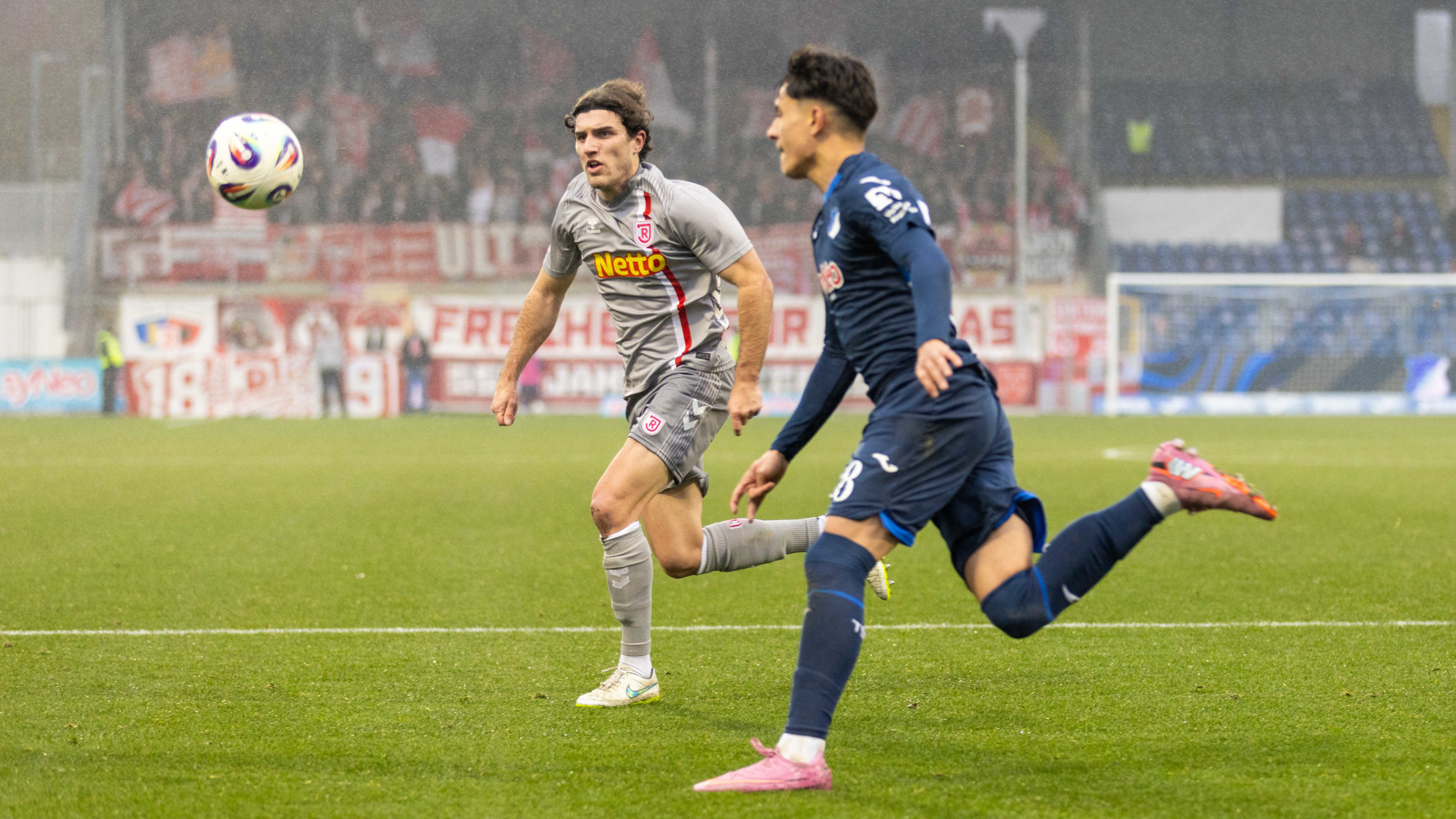 Fußballspieler auf dem Rasen