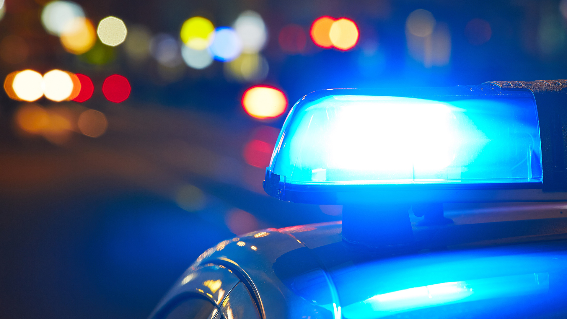 Streifenwagen der Polizei in der Nacht