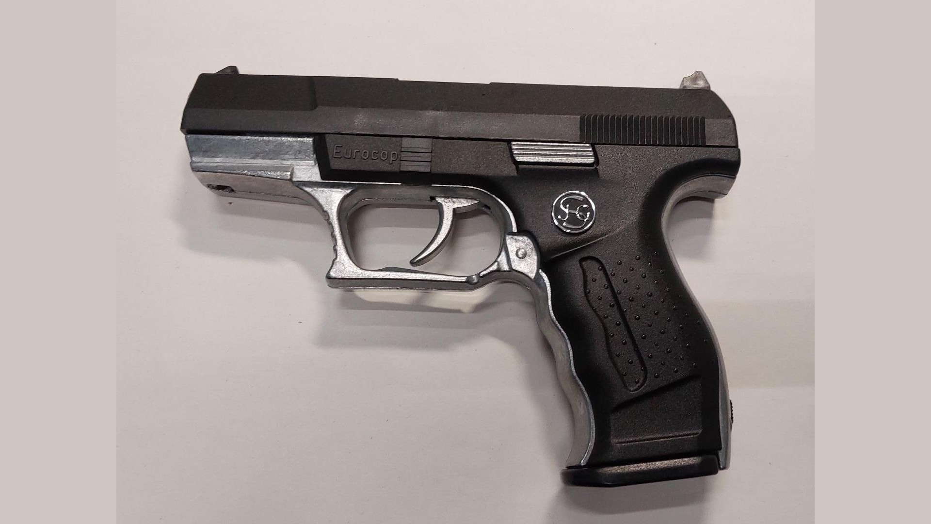 Waffen-und-Messer-sichergestellt-Polizei-zieht-Bilanz-am-Regensburger-Hauptbahnhof