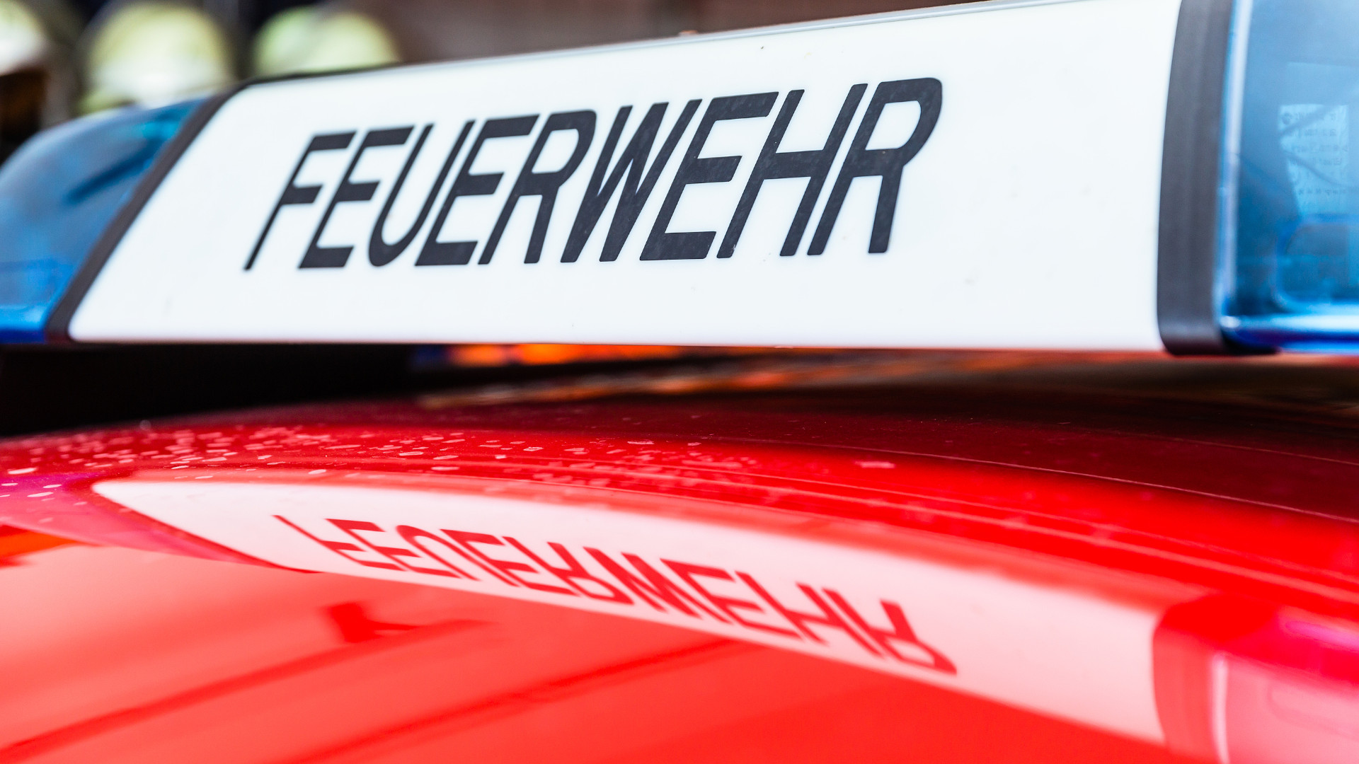 Gro-brand-in-Regensburg-Lagerhalle-im-Stadtosten-steht-in-Vollbrand