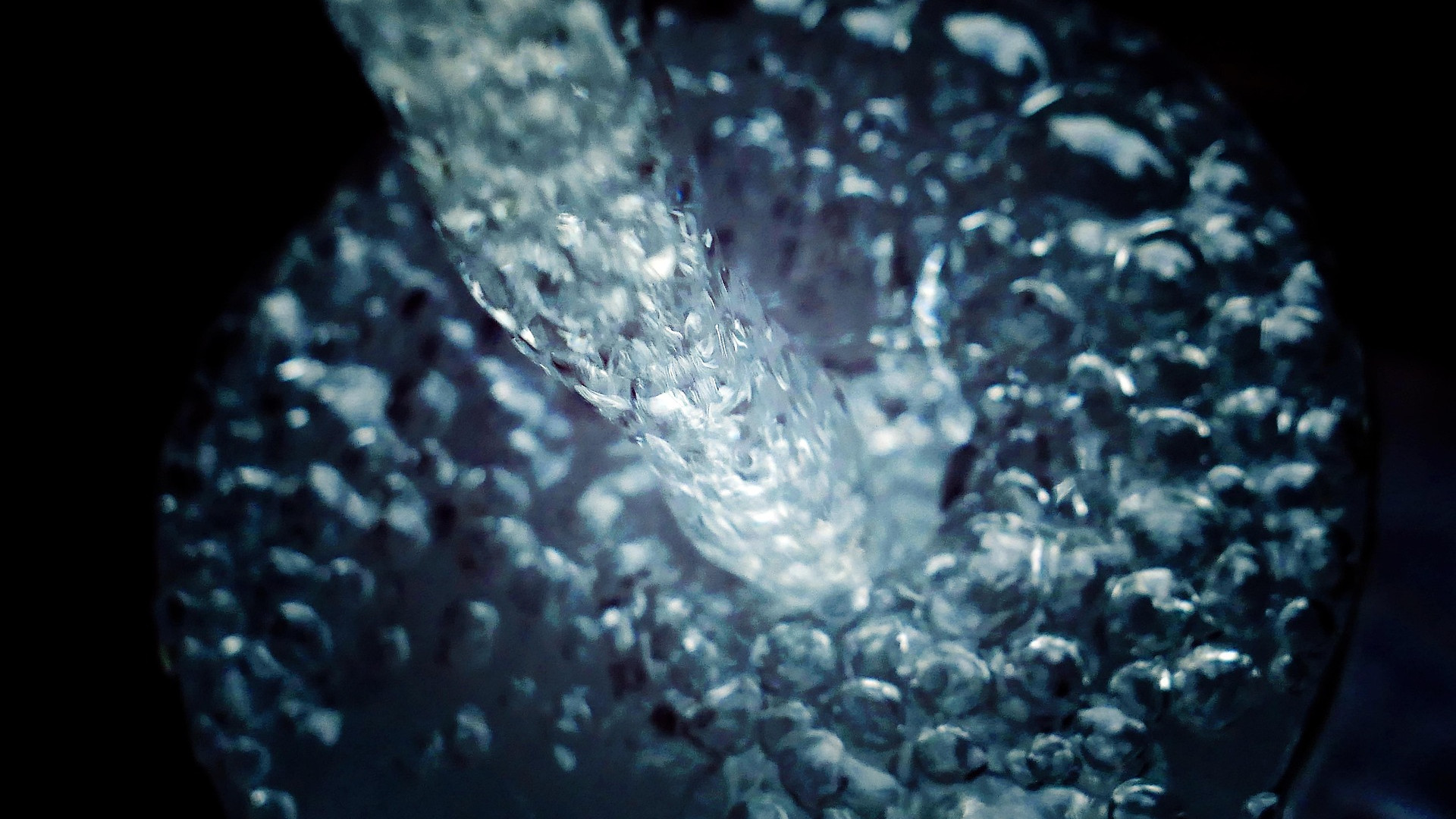 Leitungswasser-Vier-hartn-ckige-Mythen-auf-dem-Pr-fstand