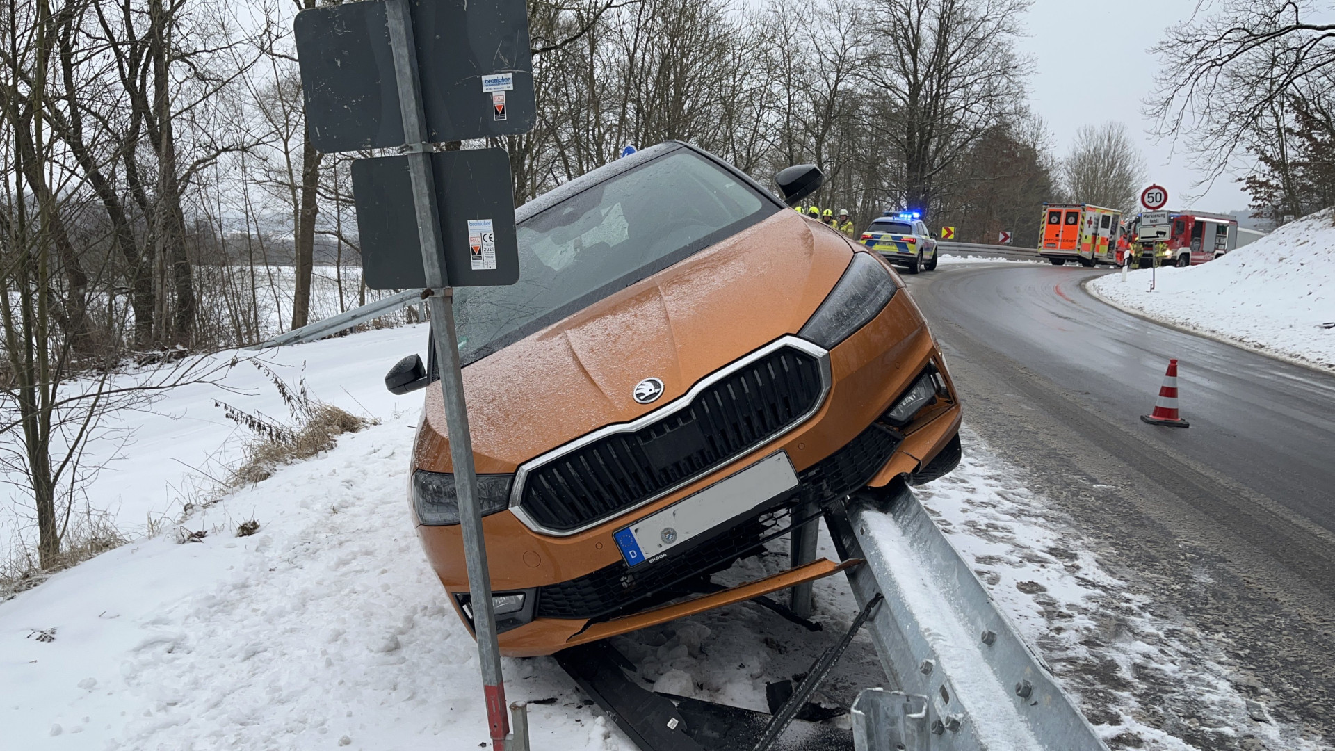 Pkw-prallt-in-Schutzplanke-Winterliche-Stra-en-werden-zur-Falle