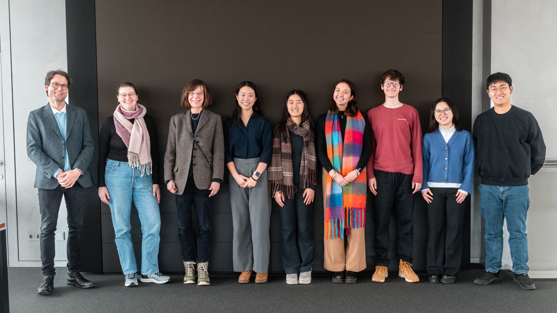 (v.li.) Prof. Dr. Oliver Tepner, Dr. Nadine Boele, Prof'in Dr. Ursula Regener, Julianna Lian, Jasmine Xing, Anselma Petrie, Aiden Hurst, Eliska Liang, Ryan Jang.