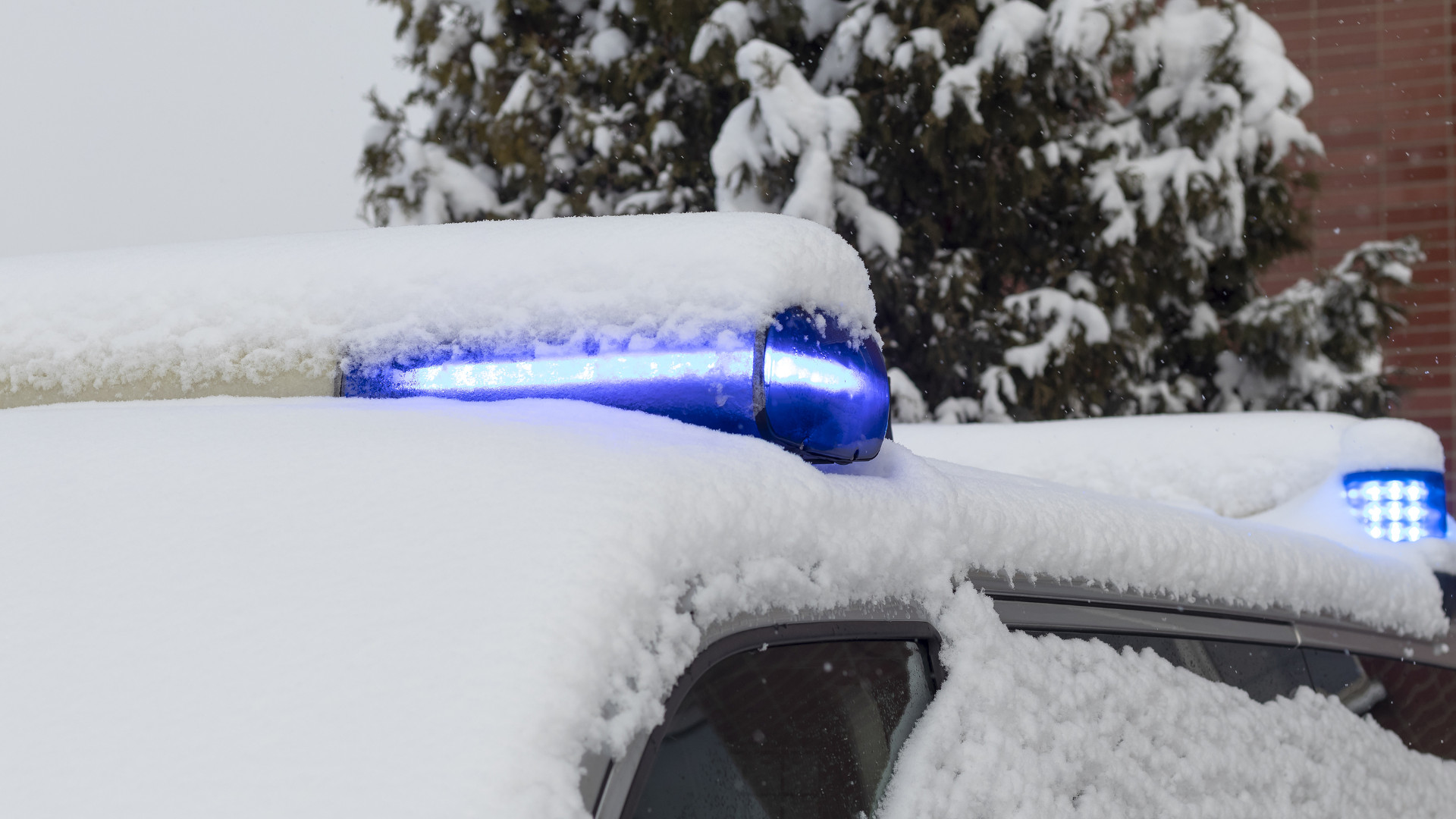 Symbolbild: Polizeiauto ist eingeschneit