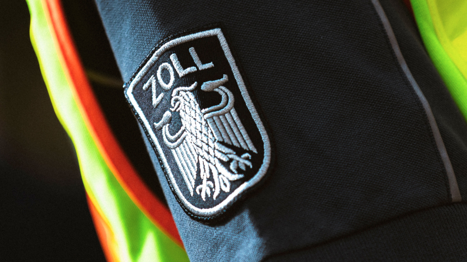 Mann trägt Jacke mit Zoll-Logo