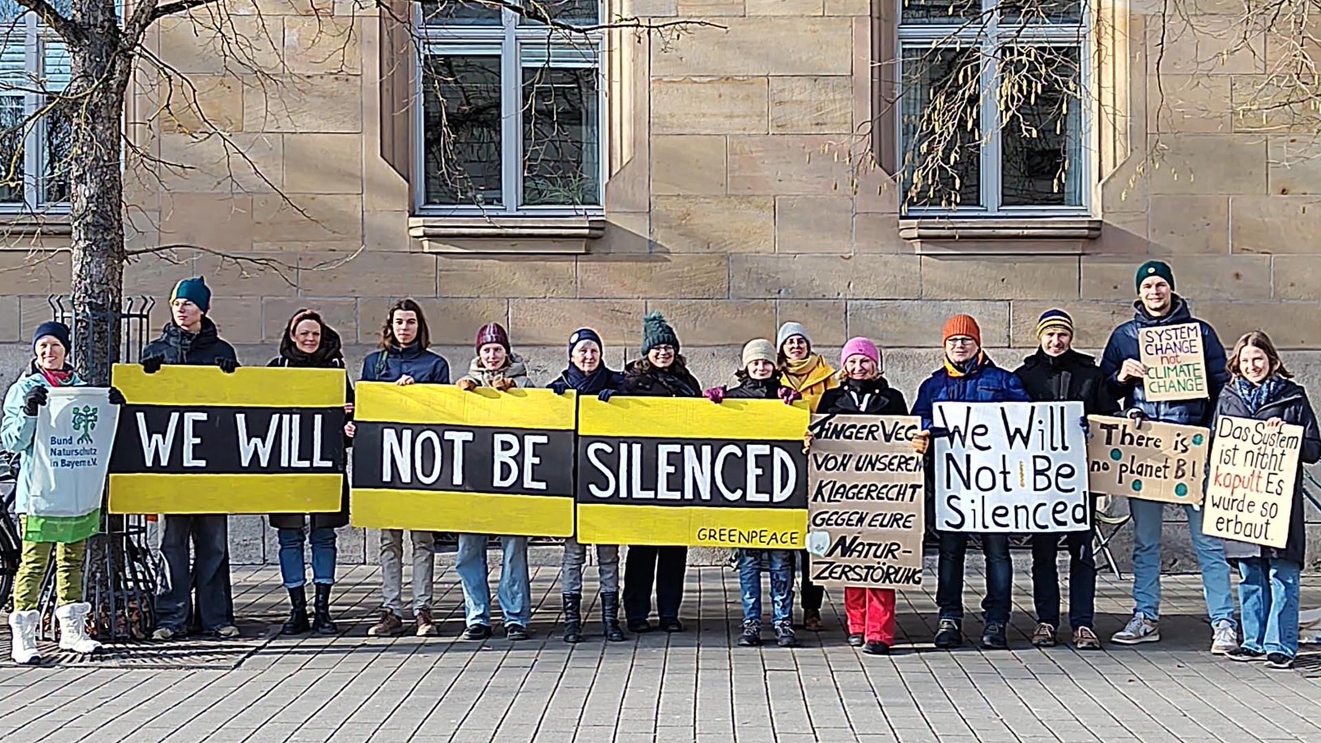 Mahnwache-in-Regensburg-Kritik-am-Abbau-von-Umweltklagerechten