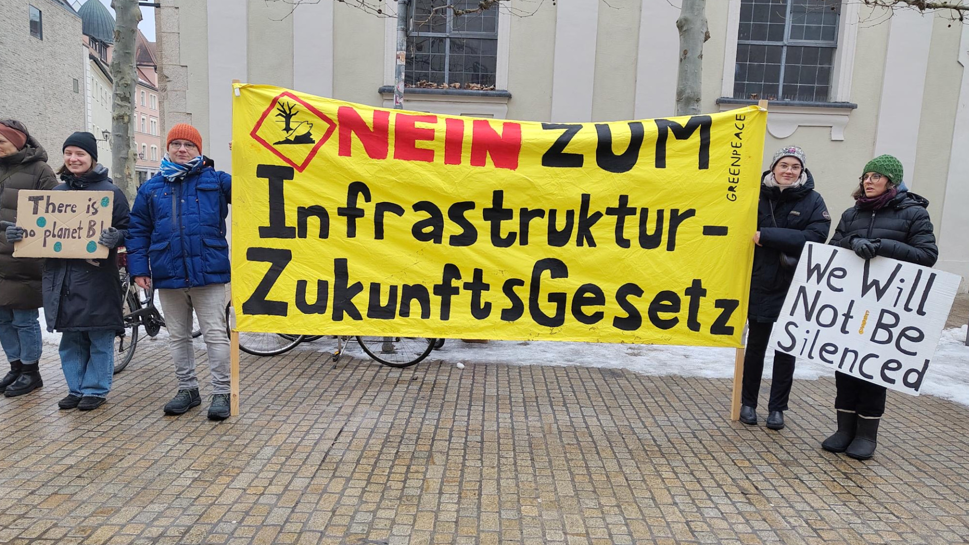Eine-Stimme-f-r-die-Natur-Greenpeace-veranstaltet-Mahnwache-am-Neupfarrplatz