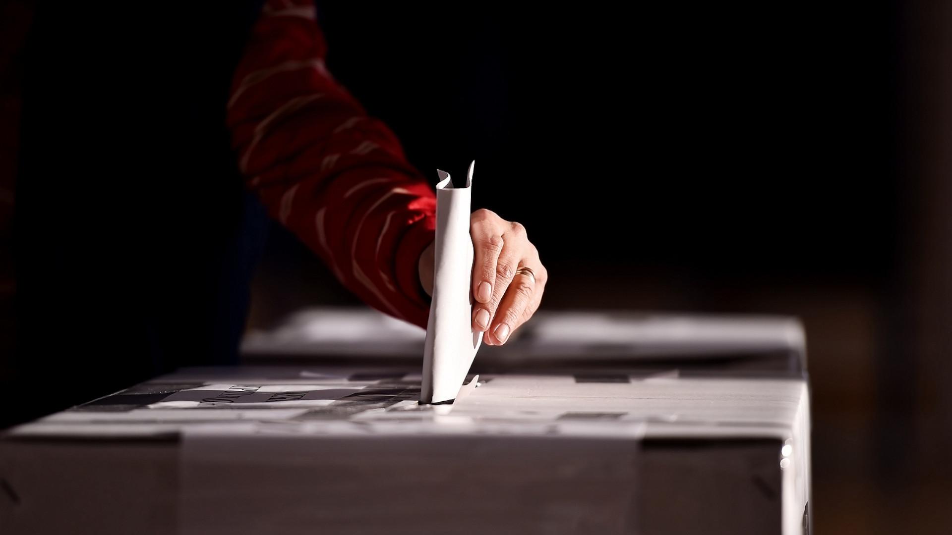 Symbolbild: Wahlzettel wird in Wahlbox gelegt