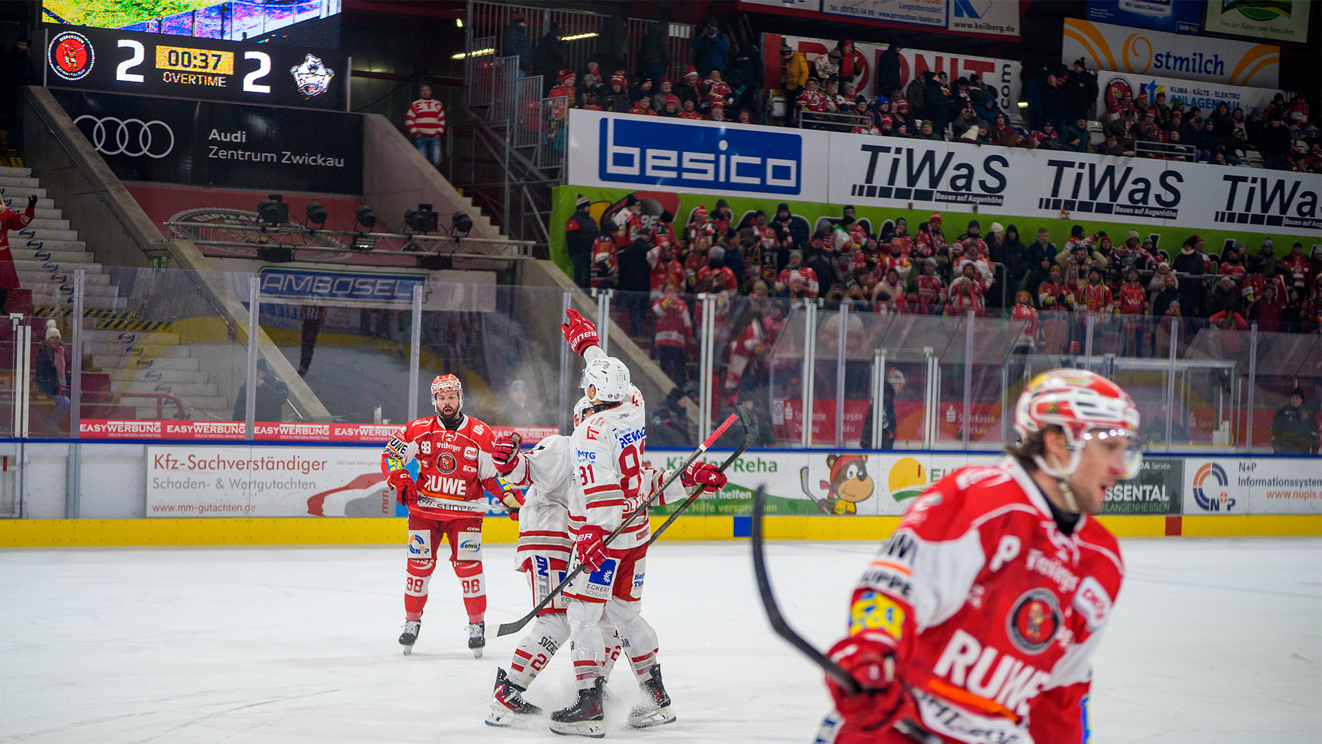 Sieg-nach-Overtime-Eisb-ren-triumphieren-in-Crimmitschau