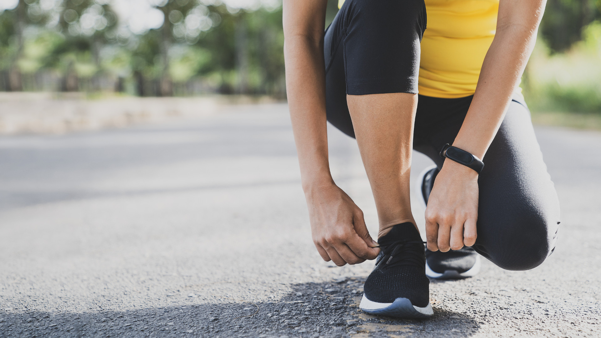 Symbolbild: Frau bindet ihre Laufschuhe