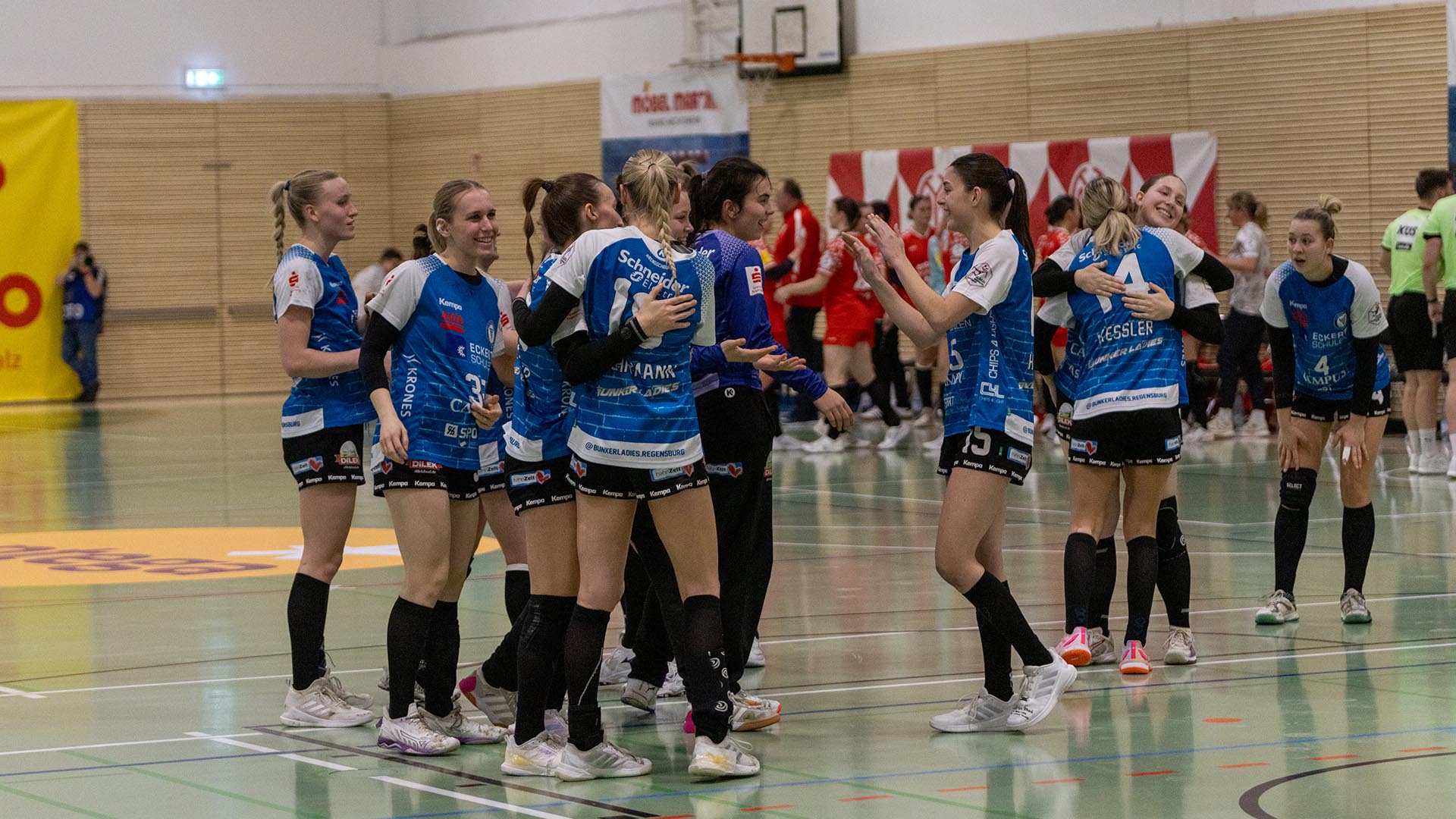 Achte-Frau-auf-der-Trib-ne-Regensburger-ESV-1927-gewinnt-in-Mainz