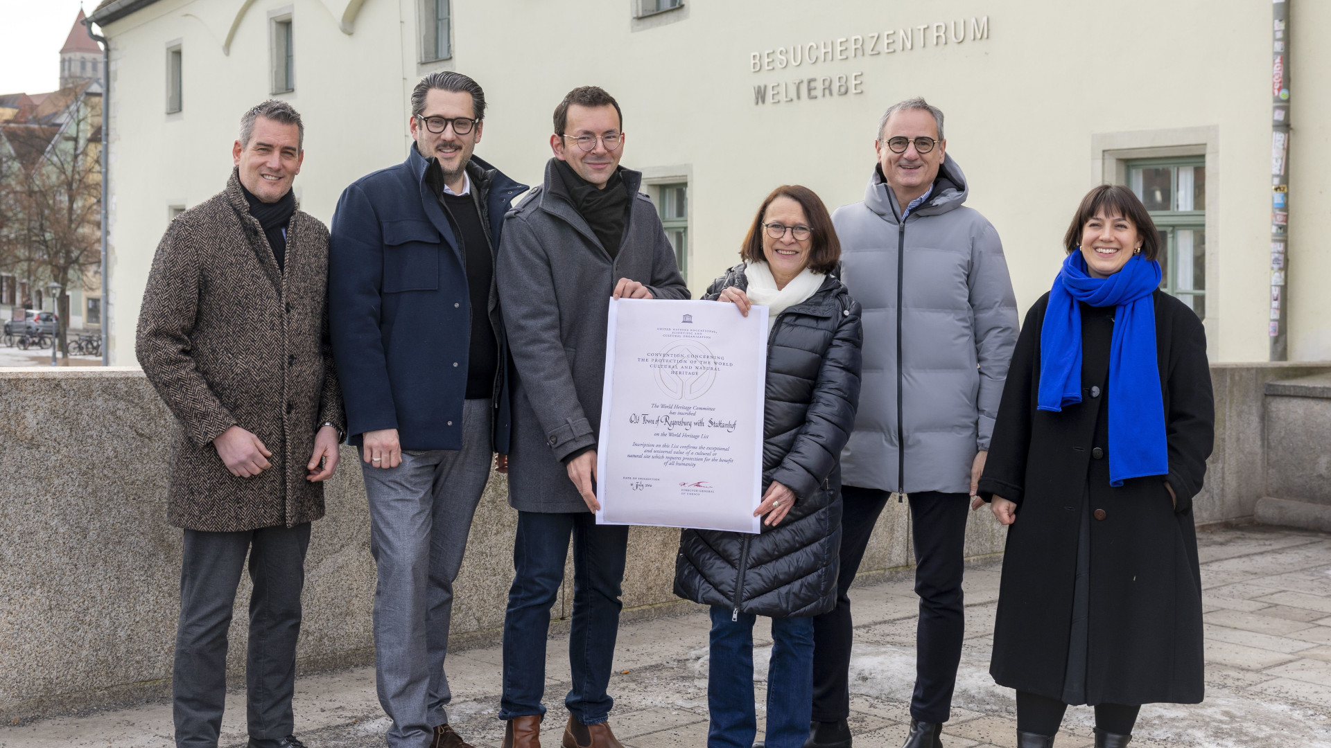 Regensburg feiert das Welterbe-Jubiläum mit der bundesweiten Eröffnung des UNESCO-Welterbetages 2026 in Regensburg. Gruppenbild der Beteiligten: (v.l.n.r) Welterbekoordinator Dr. Matthias Ripp, Leiter der Regensburg Tourismus GmbH Jakob E. Reitinger, Leiter des Amtes für kulturelles Erbe Lorenz Baibl, Oberbürgermeisterin Gertrud Maltz-Schwarzfischer, Kulturreferent Wolfang Dersch und Janina Rummel, Projektleitung des Welterbetages 2026. 