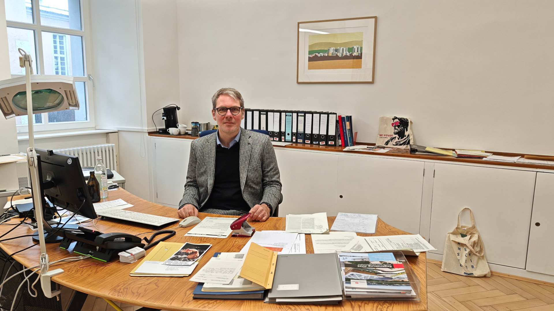 Dr. Sebastian Karnatz sitzt ans einem Schreibtisch