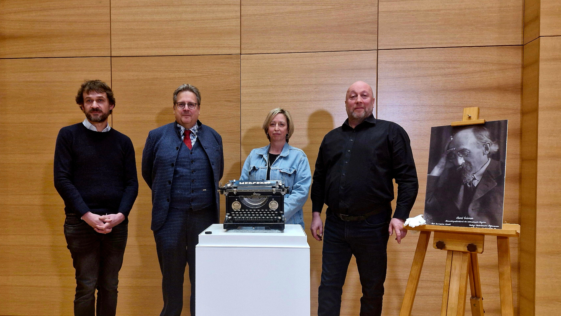 Die Übergabe der Schreimaschine an das Haus der Bayerischen Geschichte 