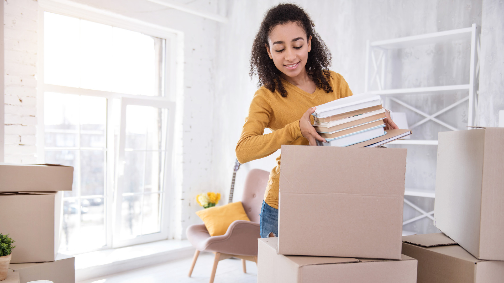 Symbolbild: Frau packt ihre Sachen zusammen für den Umzug
