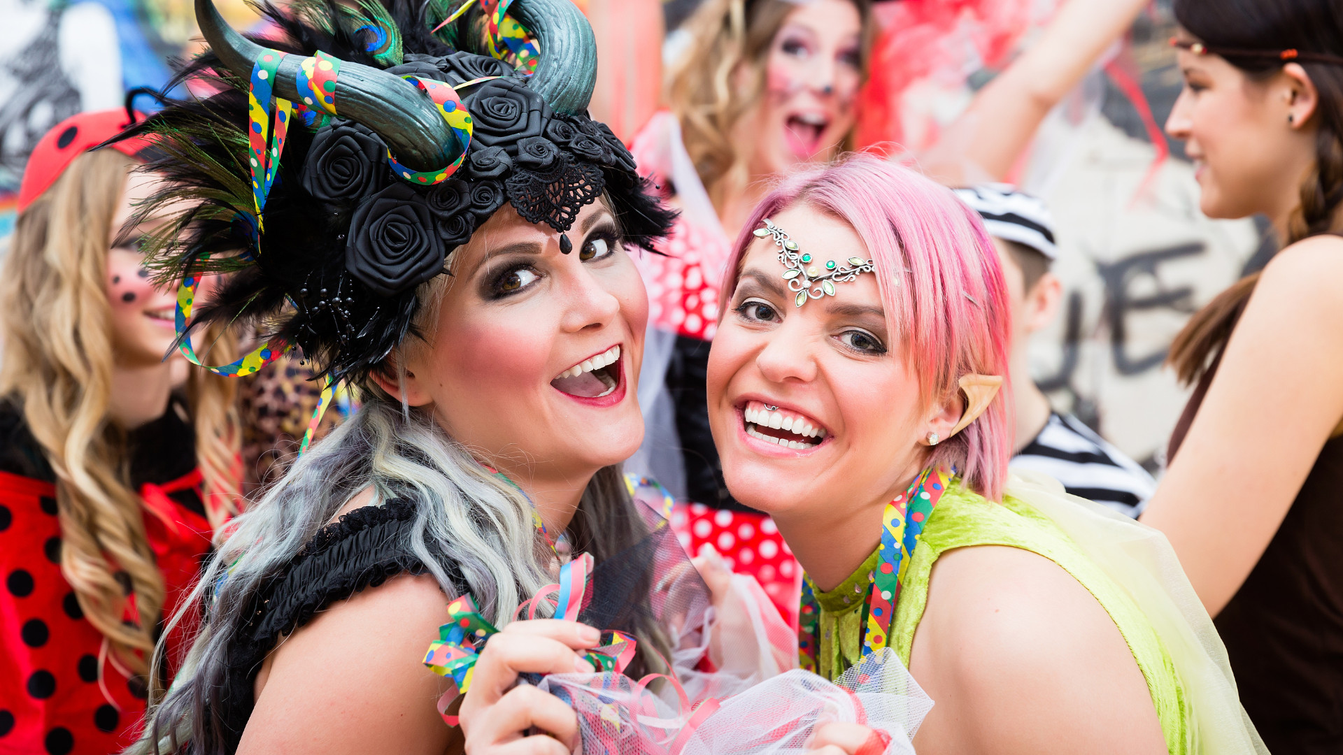 Symbolbild: Frauen feiern Fasching