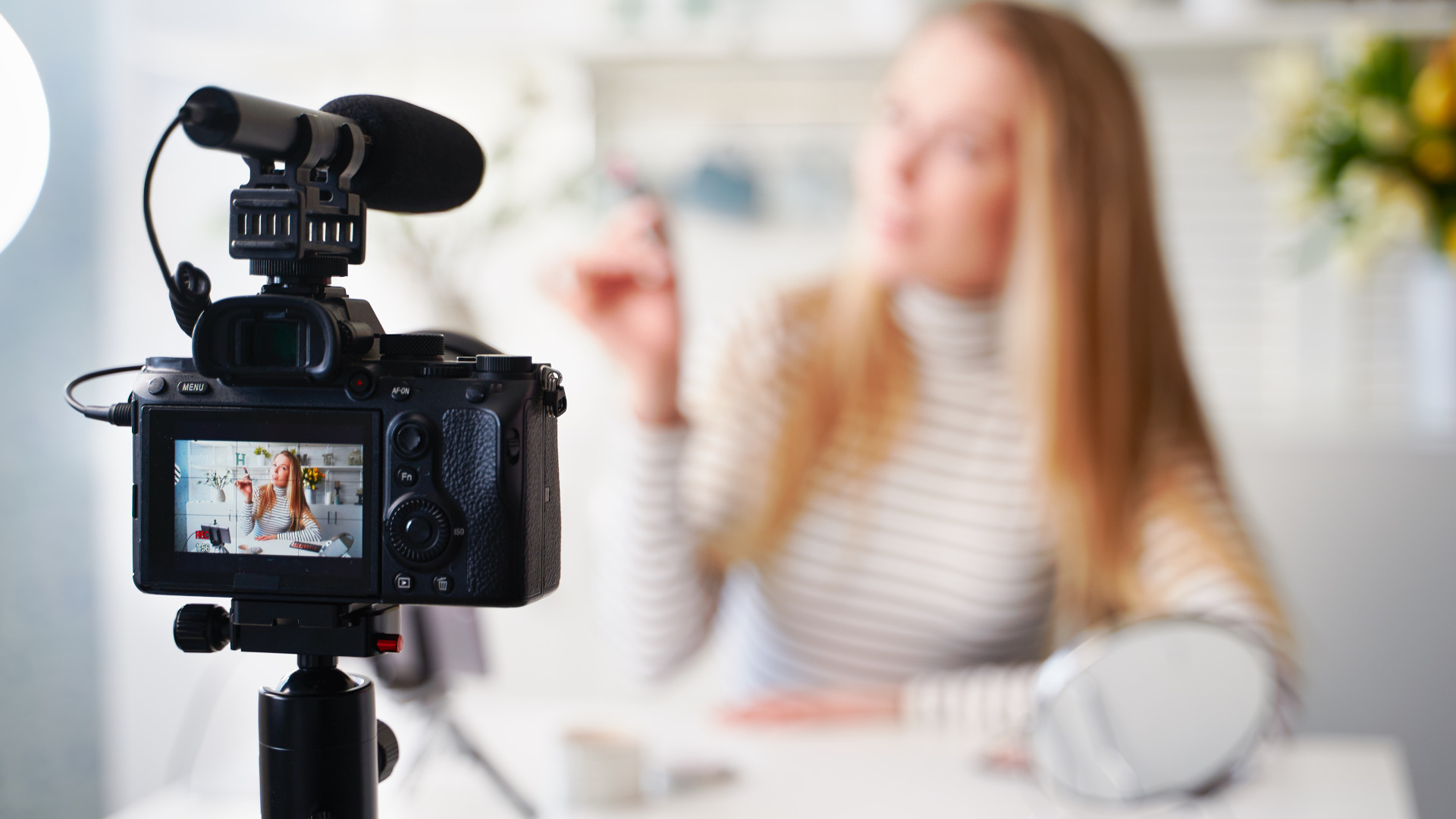 Junges Mädchen steht vor der Handykamera