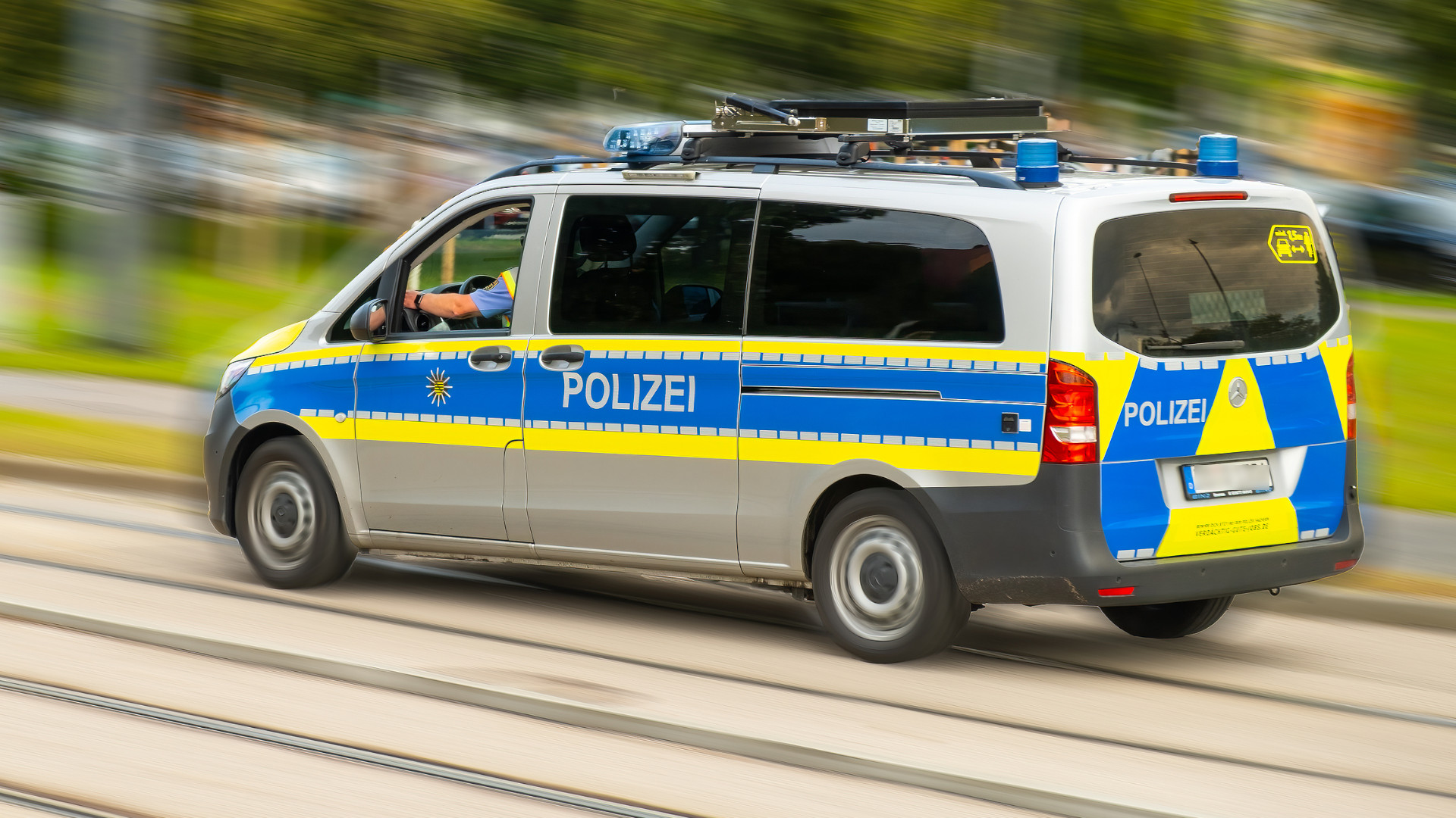 Streifenwagen der Polizei während der Fahrt