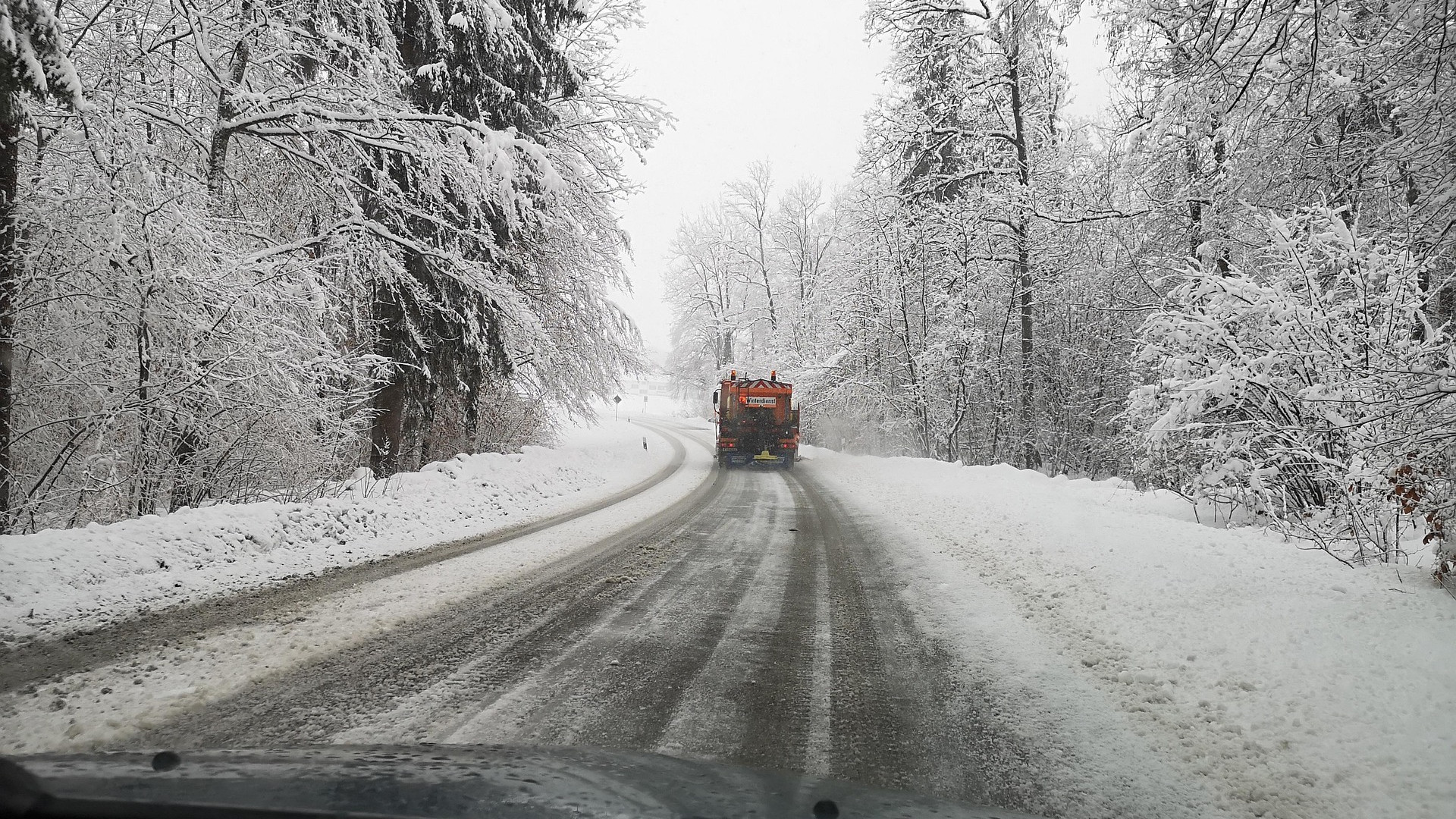 Winterdienst auf schneebedeckter Fahrbahn