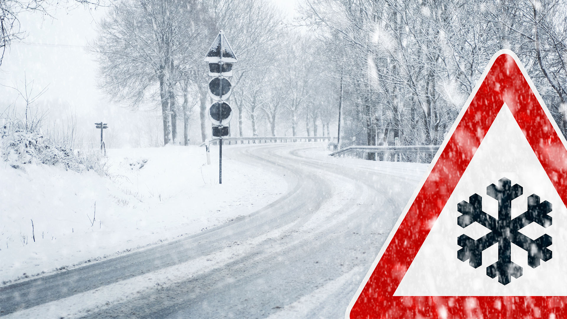 Schild mit Schneewarnung und schneebedeckte Fahrbahn