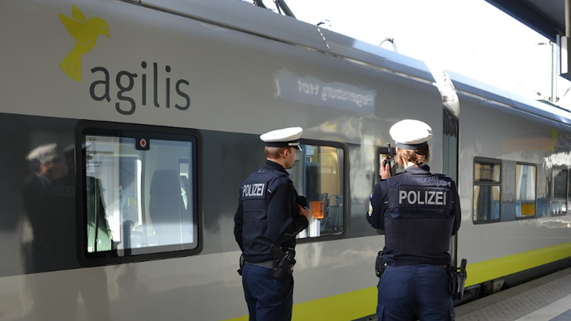 Symbolbild: Zwei Polizeibeamte