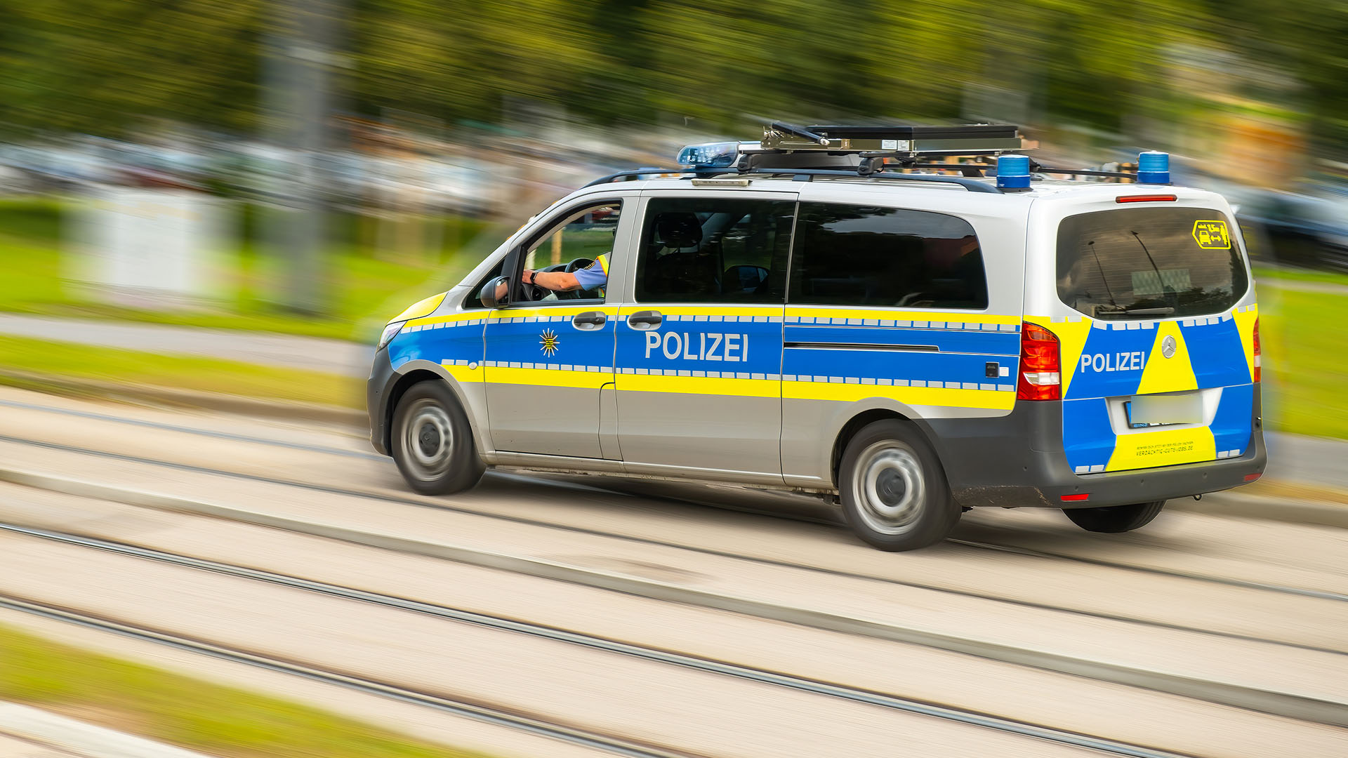 Streifenwagen der Polizei während der Fahrt