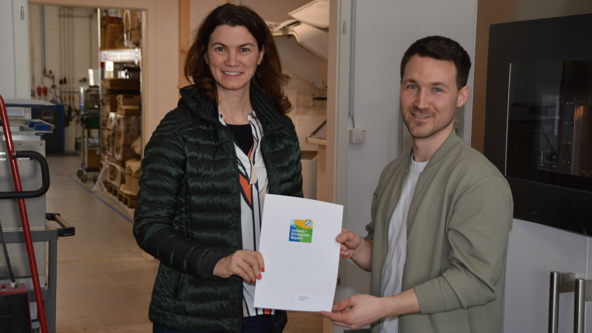 Landrätin Tanja Schweiger überreicht Dominik Haselbeck die Urkunde