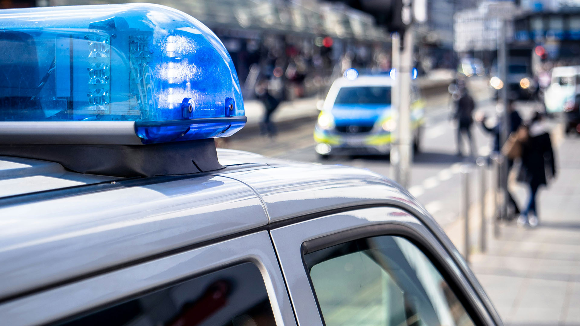 Streifenwagen der Polizei mit Blaulicht