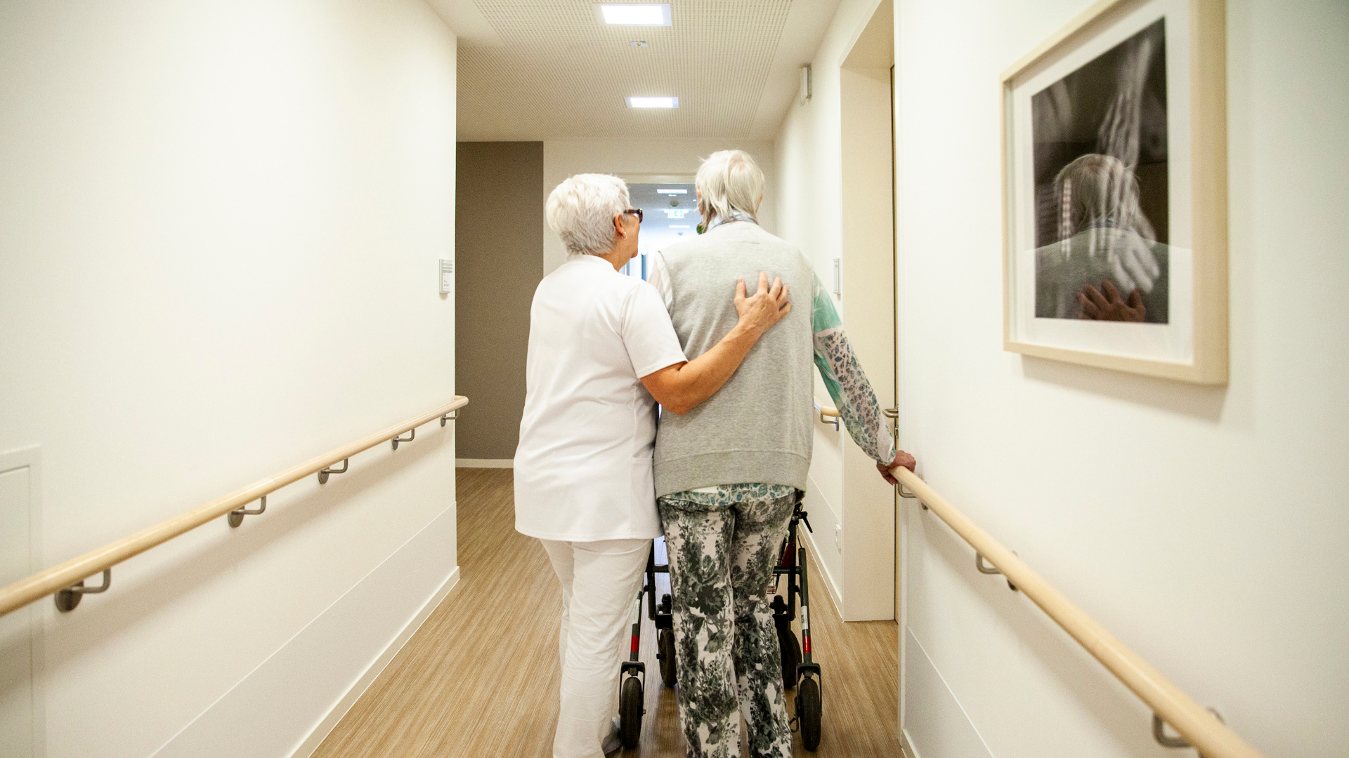 Symbolbild: Ältere Dame in Begleitung von Hilfskraft