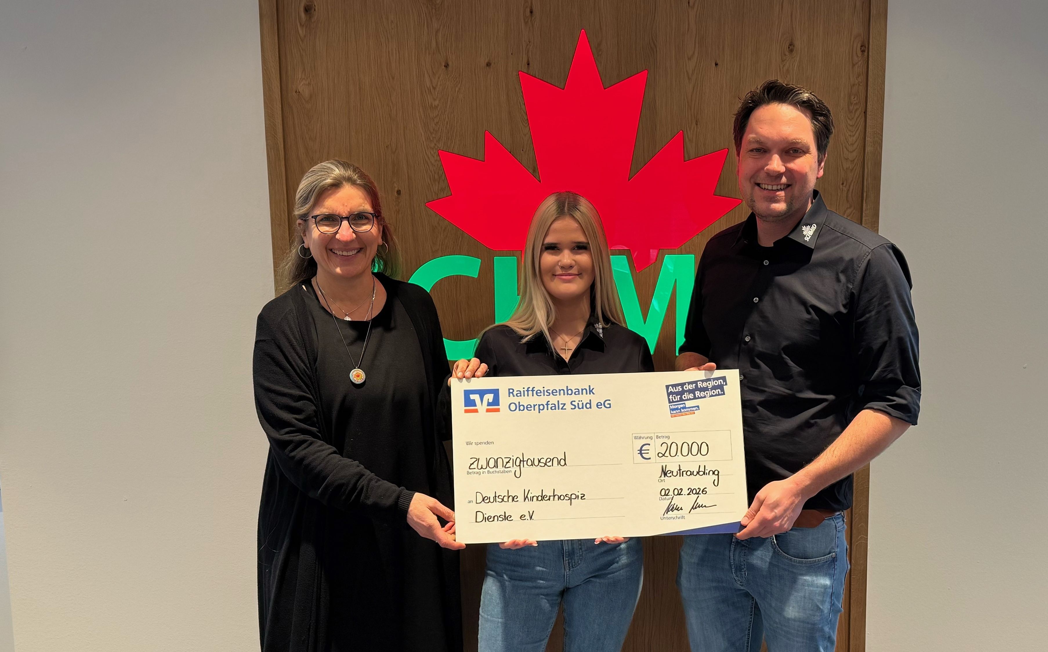 Symbolische Spendenübergabe bei Schmid Bodenbeläge