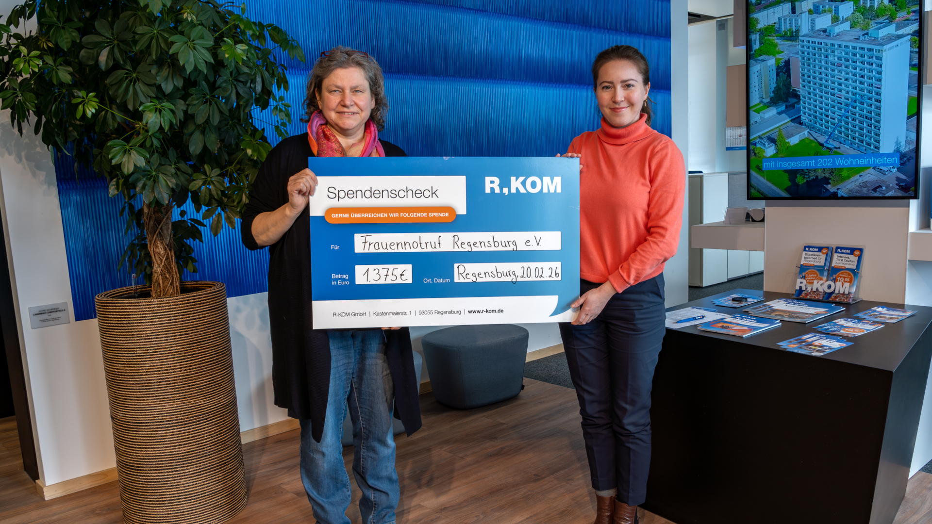 Zwei Frauen haltten Spendencheck für Frauennotruf